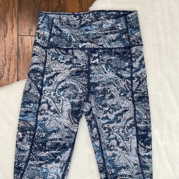 Lululemon In Movement Leggings 4 Blue Gray Paisley 7/8 Athletic Gym Workout - Picture 5 of 13